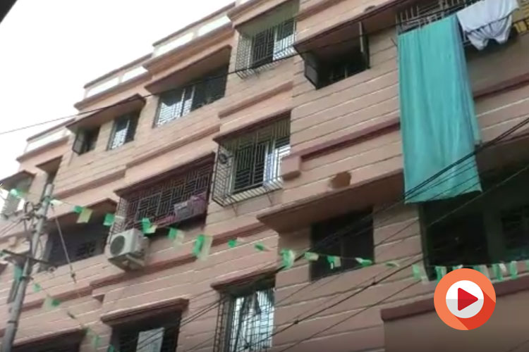 Behala woman got miraculous save after jumping off terrace and remained injured for three hours dgtl