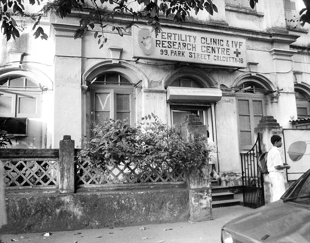 ভারতে এই পদ্ধতিতে প্রথম টেস্ট টিউব বেবির জন্ম হয় এর মাস দু’য়েক পরে। যদিও কেন বাঙালি চিকিৎসক সুভাষ মুখোপাধ্যায় তাঁর গবষণার কথা দফতরকে জানালেন না, এই মর্মে মেডিকেল অ্যাসোসিয়েশন তাঁকে দোষারোপ করে, অবিশ্বাসও করা হয় তাঁকে। নিজের গবেষণার কৃতিত্ব অন্যের কাছে পৌঁছতে না পারার হতাশায় আত্মহত্যা করেন সুভাষবাবু।