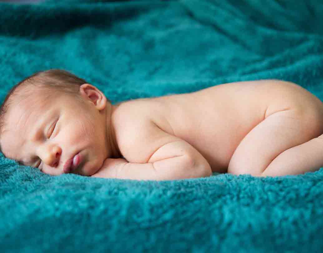 সাধারণ আইভিএফ-এও শুক্রাণু ডিম্বাণুর সঙ্গে মিলিত হতে অক্ষম হলে শরণ নেওয়া হয় ‘ইকসি’ পদ্ধতির। এই উপায়ে চিকিৎসকরাই টেস্ট টিউবের মধ্যে যান্ত্রিক উপায়ে নিষেক ঘটান। তারপর তা প্রবেশ করানো হয় হবু মায়ের শরীরে।