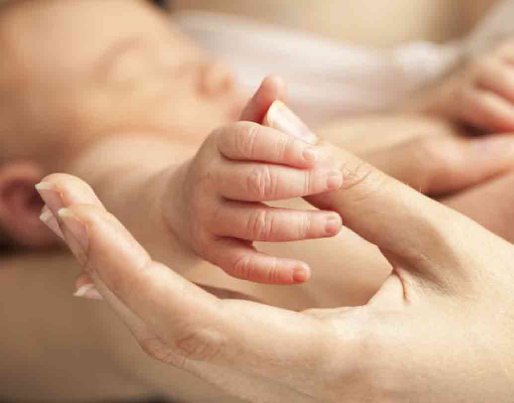 গবেষণাগারেই যান্ত্রিক উপায়ে ঘটানো হয় নিষেক। তারপর নিষিক্ত ডিম্বাণু ঢোকানো হয় হবু মায়ের শরীরে। এ বাবেই গর্ভধারণ করেন তিনি।