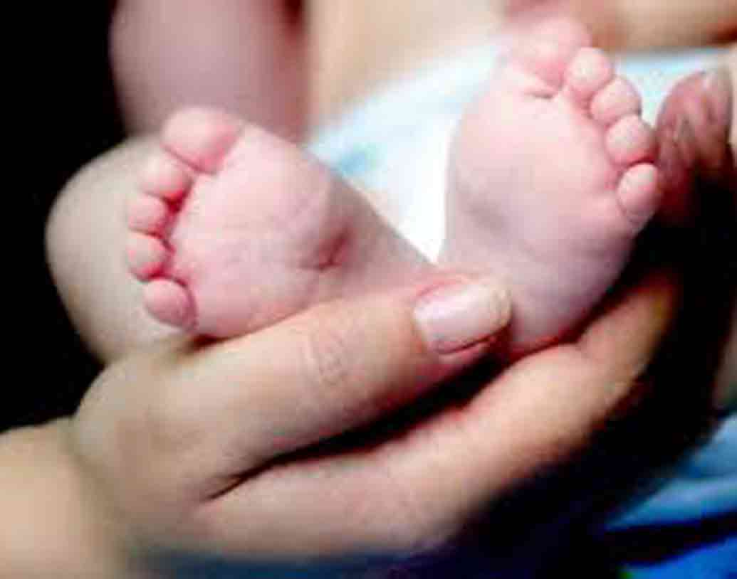 নারী ও পুরুষ উভয়েই অক্ষম হলে ‘এমব্রায়ো ডোনেশন’ পদ্ধতি অবলম্বন করতে হয়। এখানে হবু মা-বাবার বদলে তাদেরই বেছে দেওয়া নারী-পুরুষের শরীর থেকে ডিম্বাণু ও শুক্রাণু সংগ্রহ করে গবেষণাগারে নিষিক্ত করা হয়। সেই নিষিক্ত ডিম্বাণু প্রবেশ করানো হয় হবু মায়ের দেহে।