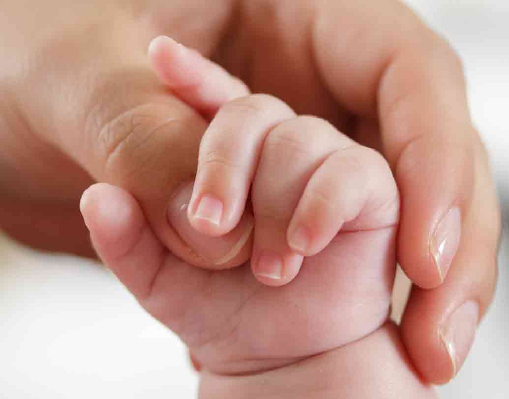 আইভিএফ পদ্ধতির আরও একটি উপায় হল সারোগেসি। গর্ভাশয়ে সমস্যা থাকলে বা তা নিষিক্ত ডিম্বাণু ধারণে অক্ষম হলে তখন ইউটেরাস ‘ভাড়া’ নেওয়া হয়। নিষিক্ত ডিম্বাণু অন্য কোনও মহিলার গর্ভাশয়ে ইঞ্জেকশনের মাধ্যমে প্রবেশ করানো হয়। শিশু বেড়ে ওঠে সেই মহিলার শরীরেই।