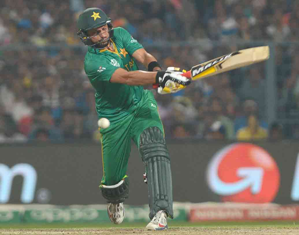 শাহিদ আফ্রিদি: টি২০-তে অসাধারণ কিছু রেকর্ড রয়েছে এই পাক অলরাউন্ডারের। ৯৯টি আন্তর্জাতিক টি২০-তে ১৫০ স্ট্রাইক রেটে ব্যাট করেছেন তিনি। নিয়েছেন ৯৮টি উইকেট।