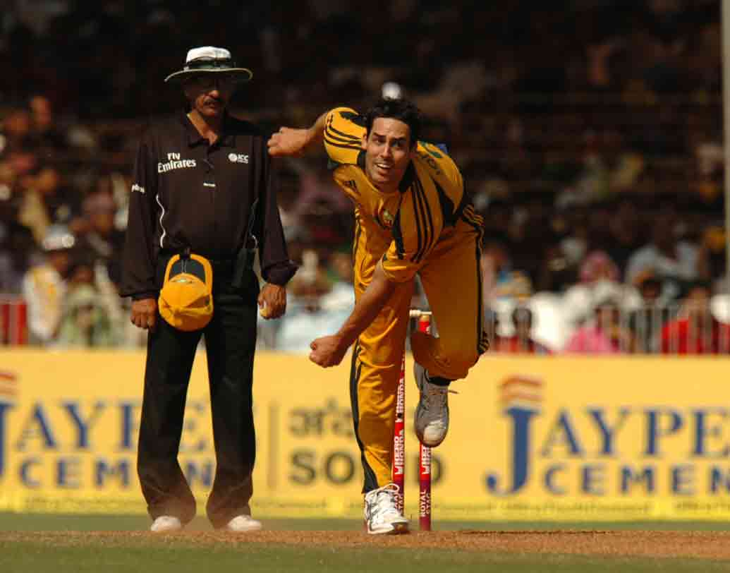 মিচেল জনসন: ক্রিকেটের অন্যতম ভয়ঙ্কর এই বাঁহাতি পেসার ৩০টি আন্তর্জাতিক টি২০ খেলেছেন। ইকনমি মাত্র ৭.২৯। লোয়ার মিডলে অজি তারকার ব্যাটিং দক্ষতাও বেশ ভাল।