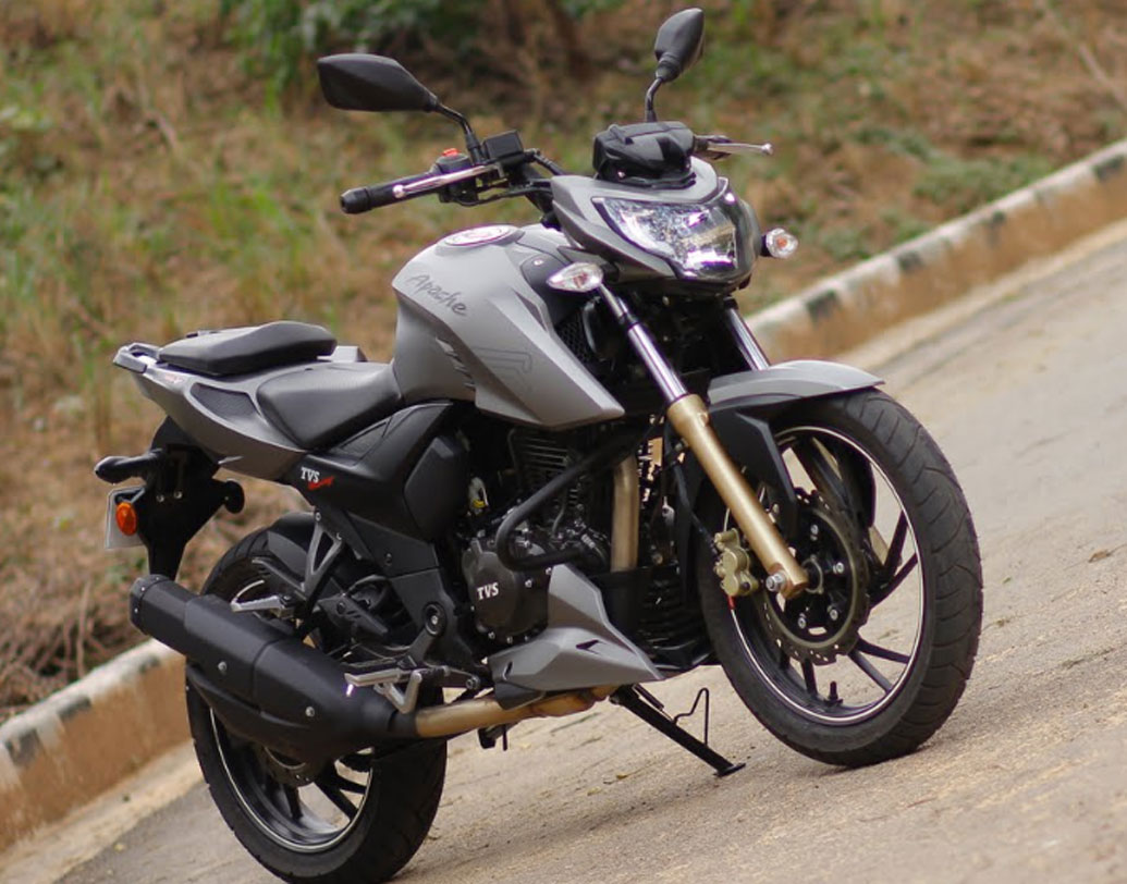 টিভিএস অ্যাপাচে আরটিআর২০০ ৪ভি: আরটিআর ১৮০-র মতোই এতে রয়েছে ডুয়াল চ্যানেল এবিএস। ১৯৭.৭৫ সিসির এই বাইকের দাম ১ লক্ষ ৭ হাজার টাকা।