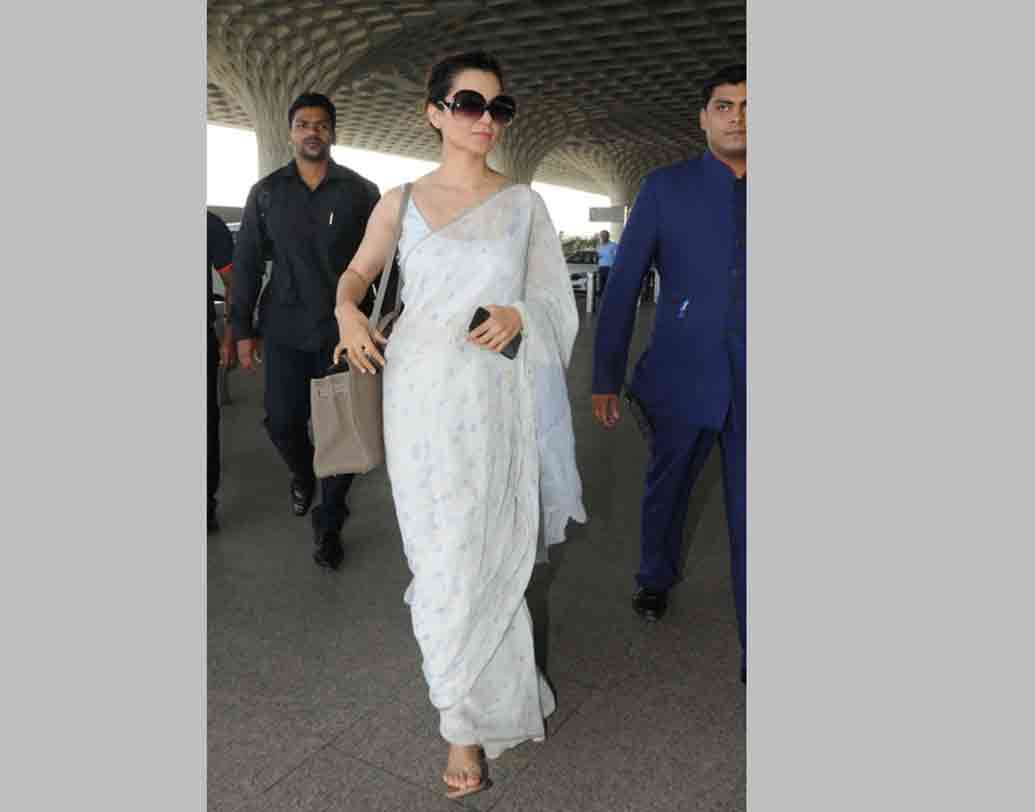 কঙ্গনা রানাওয়াত: বলিউডে ফ্যাশন ট্রেন্ডারদের অন্যতম কঙ্গনা। কিছু দিন আগেই মুম্বই বিমানবন্দরে দেখা গিয়েছে ক্লাসিক সাদা শাড়ি, আর কোঁকড়ানো চুলে স্নিগ্ধ তন্নু ওয়েডস মন্নু হিরোইনকে। ম্যাচিং জুতো, পছন্দের হ্যান্ডব্যাগও নিতে ভোলেননি।