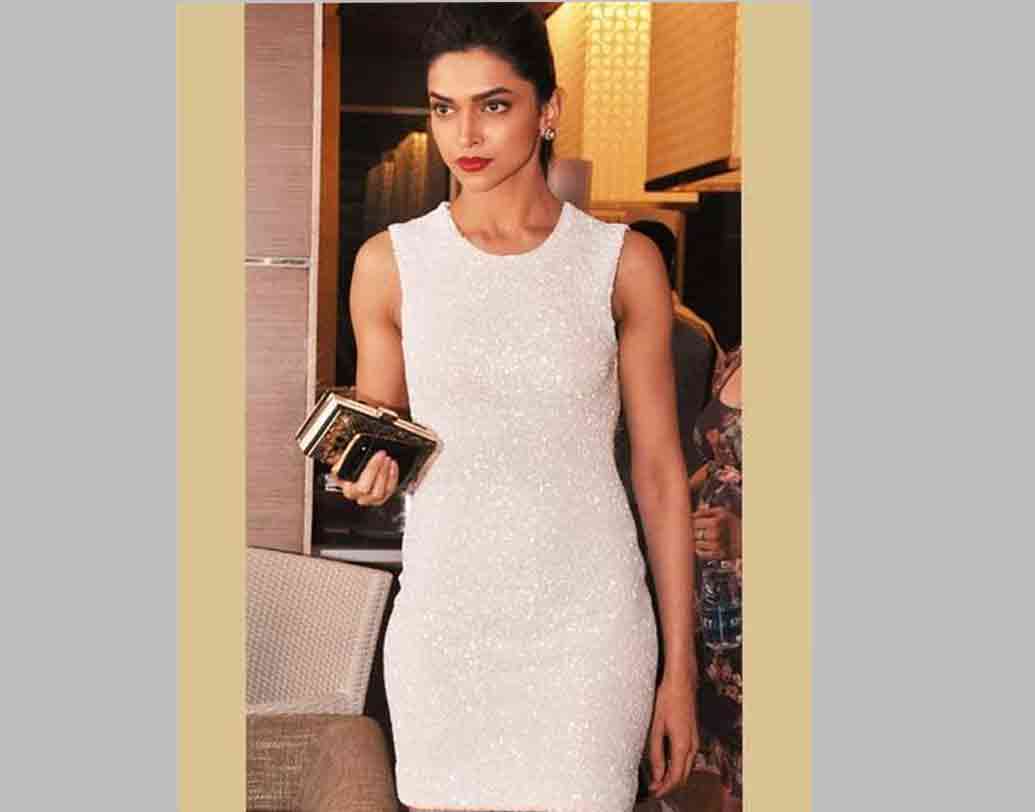 দীপিকা পাড়ুকোন: সিম্পল একটা শর্ট ব্লিঙ্কিং সাদা পোশাক। কানে ছোট্ট টপ, আর ঠোঁটে হট রেড লিপস্টিক। ব্যস, তাতেই মাত করেছেন দীপিকা।