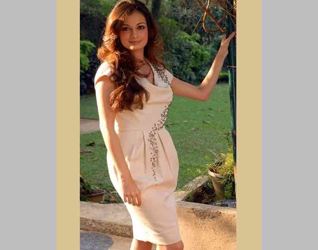 দিয়া মির্জা: প্রিয় রং সাদাতে প্রায়ই দেখা যায় এই নায়িকাকে। চিক অফ এই সাদা ড্রেসে, নো-মেক আপ লুকে দিব্যি মানিয়েছে কিন্তু দিয়াকে।