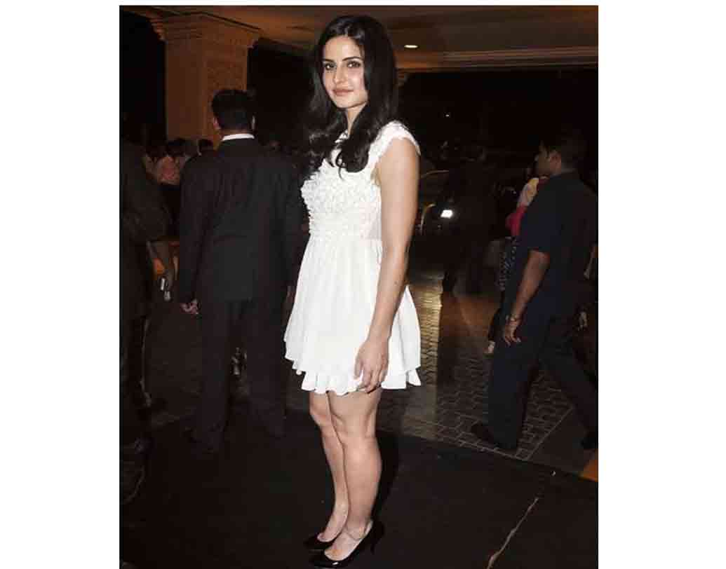 ক্যাটরিনা কইফ: বার্বি ফেস কেন বলা হয় তাঁকে তারই কি উত্তর দিচ্ছেন ক্যাট? কিউট, ছোট্ট এই সাদা পোশাকে কেমন লাগছে বলুন তো নায়িকাকে?