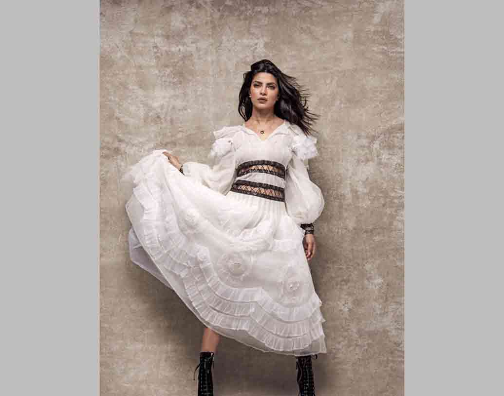 প্রিয়ঙ্কা চোপড়া: অ্যাওয়ার্ড ফাংশন কিংবা সামাজিক অনুষ্ঠান, পিগি চপস কিন্তু সাদা রঙেই মাত করেছেন। অসংখ্য বার সাদা পোশাকে দেখা গিয়েছে ‘কোয়ান্টিকো’ অভিনেত্রীকে।