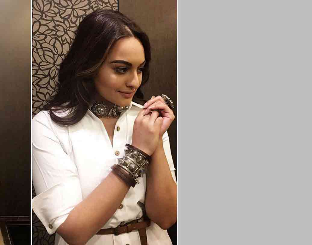 সোনাক্ষী সিংহ: ফ্যাশন নিয়ে নানা রকম এক্সপেরিমেন্ট করতে ভালবাসেন ‘আকিরা’ নায়িকা। জাঙ্ক জুয়েলারির সঙ্গে সাদা এই পোশাকটিতে বেশ লাগছে কিন্তু তাঁকে।