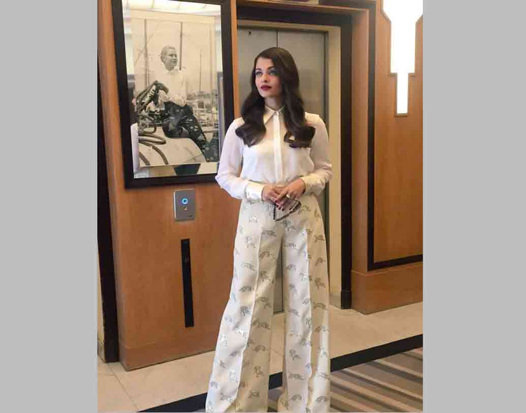 ঐশ্বর্য রাই: ফ্যাশন তাঁকে ফলো করে চলে। তিনি যা পরেন, বাকিরা তা নিয়েই চর্চা করে। বিশ্বসুন্দরীকে ২০১৫ সালের কান উৎসবে এই পোশাকে দেখা গিয়েছিল।