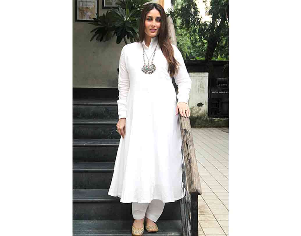 করিনা কপূর: ফ্যাশন ডিভা করিনার সন্তান তৈমুর তখনও পৃথিবীর আলো দেখেনি। সেই সময় এই সাদা পালাজো-আনারকলিতেই চোখ ধাঁধান সইফ-পত্নী।