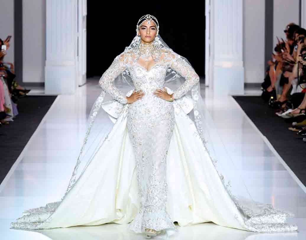 সোনম কপূর: বি টাউনে তাঁর ফ্যাশন নিয়ে সবসময়ই চর্চা হতে থাকে। প্যারিসে র‌্যাম্পে হাঁটার সময় র‌্যাল্ফ অ্যান্ড রুসোর উইন্টার কালেকশন হোয়াইট ড্রেসই বেছে নিয়েছিলেন সোনম।