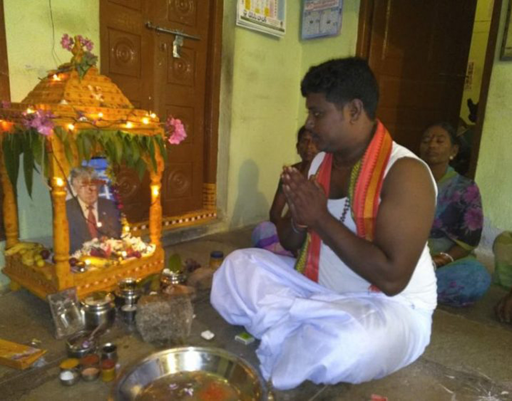 ২০১৭-র ফেব্রুয়ারিতে আমেরিকা প্রবাসী ভারতীয় সফটওয়্যার ইঞ্জিনিয়ার শ্রীনিবাস কুচিভোটলা খুন হওয়ার পর থেকেই ট্রাম্পের পুজো শুরু করেন ৩১ বছর বয়সী এই যুবক।