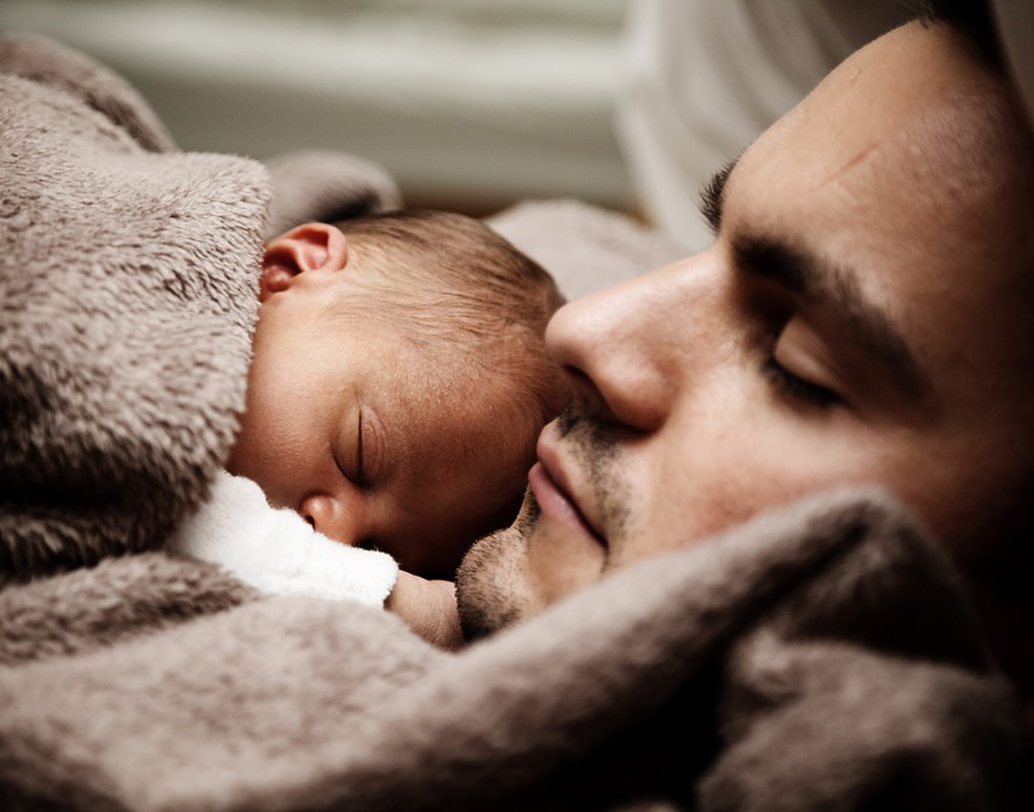 রাতে শিশুর কোনও প্রয়োজন পড়তেই পারে। হঠাৎ অসুস্থ বোধ করতে পারে সে। সন্তান আলাদা ঘরে থাকলে সব সময় উঠে গিয়ে তার ঘরে ঘুরে আসা যায় না। তাই কখনও অসুস্থ হয়ে শিশু তা জানাতে না পারলে, তার অসুস্থতা বোঝার উপায়ও থাকে না। তাই রাতেও নিজেদের কাছেই রাখুন সন্তানকে। ছবি: পিক্সঅ্যাবে।