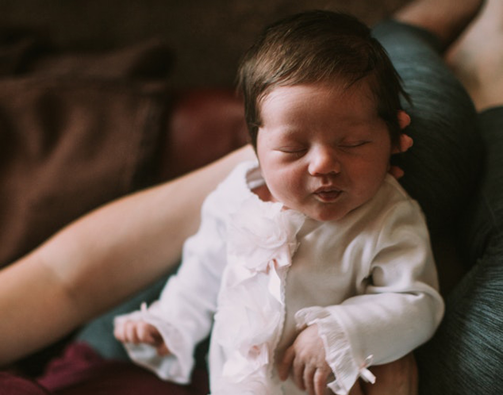 সন্তানকে গল্প বা গান শুনিয়ে ঘুম পাড়ানোর অভ্যাস থাকলে তা তার কল্পনাশক্তি বাড়ায় ও আবেগী করে তোলে। ঘুমের মধ্যে যে সব শিশু শরীরে মা-বাবার স্পর্শ পায়, তাদের হরমোনাল সমস্যা কম হয় বলে জানিয়েছেন মনোবিদ অমিতাভ মুখোপাধ্যায়ের। ছবি: আনস্প্ল্যাশ।