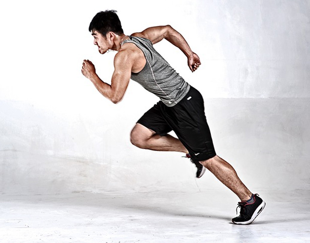 দৌড়োন: জিমে যদি না-ও যান, বাড়ির সামনে কোনও উদ্যান বা মাঠ থাকলে চেষ্টা করুন সেখানে কয়েক পাক দৌড়ে আসতে। এমন গতিতে ছুটবেন, যাতে শরীরে ঘাম হয়। ছুটোছুটিতে পায়ের পেশী সচল থাকার সঙ্গে শরীরে রক্ত চলাচল ঠিক থাকে। মেদও ঝরে খুব সহজে। ২০ মিনিট দৌড়লে প্রায় ২৫০-২৬০ ক্যালোরি পোড়ে। সকালে সময় না পেলে বিকেলেও দৌড়তে পারেন। ছবি: পিক্সঅ্যাবে।