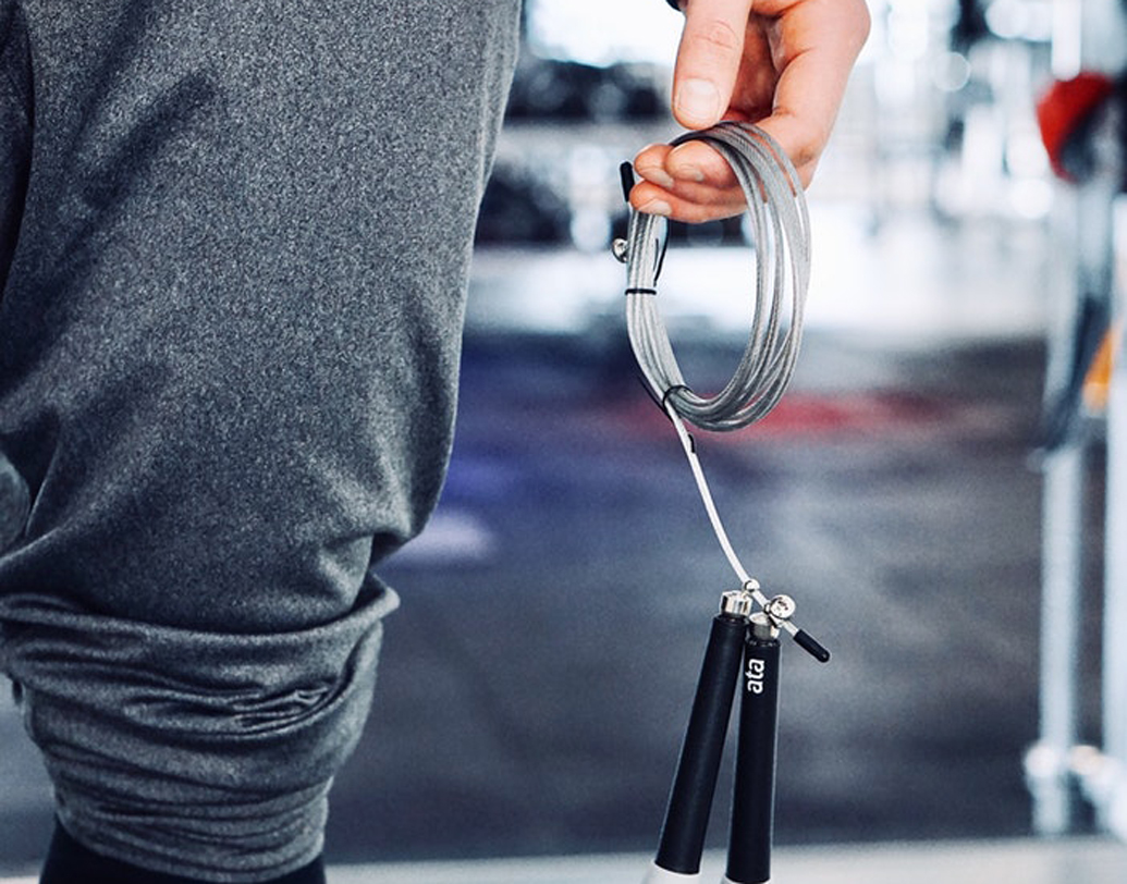 স্কিপিং: ছেলেবেলার অভ্যাস ঝালিয়ে নিতে পারেন। দিনে কিছু ক্ষণ সময় কাটান লাফদড়ির সঙ্গে। দম তো বাড়বেই, সঙ্গে লাফালাফিতে সরে যাবে অতিরিক্ত মেদও। ১৫ মিনিট স্কিপিংয়ে ঝরাতে পারেন মোটামুটি ৪০০ ক্যালোরি। ছবি: আনস্প্ল্যাশ।