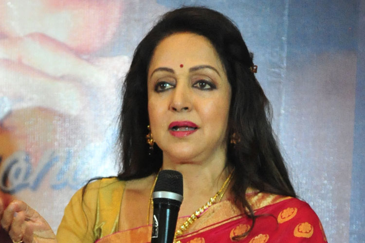 হেমা মালিনীর জন্মদিন থেকে শুরু করে বলিউডের কোনও বিয়ের অনুষ্ঠান, সব জায়গায় একা এষা। 