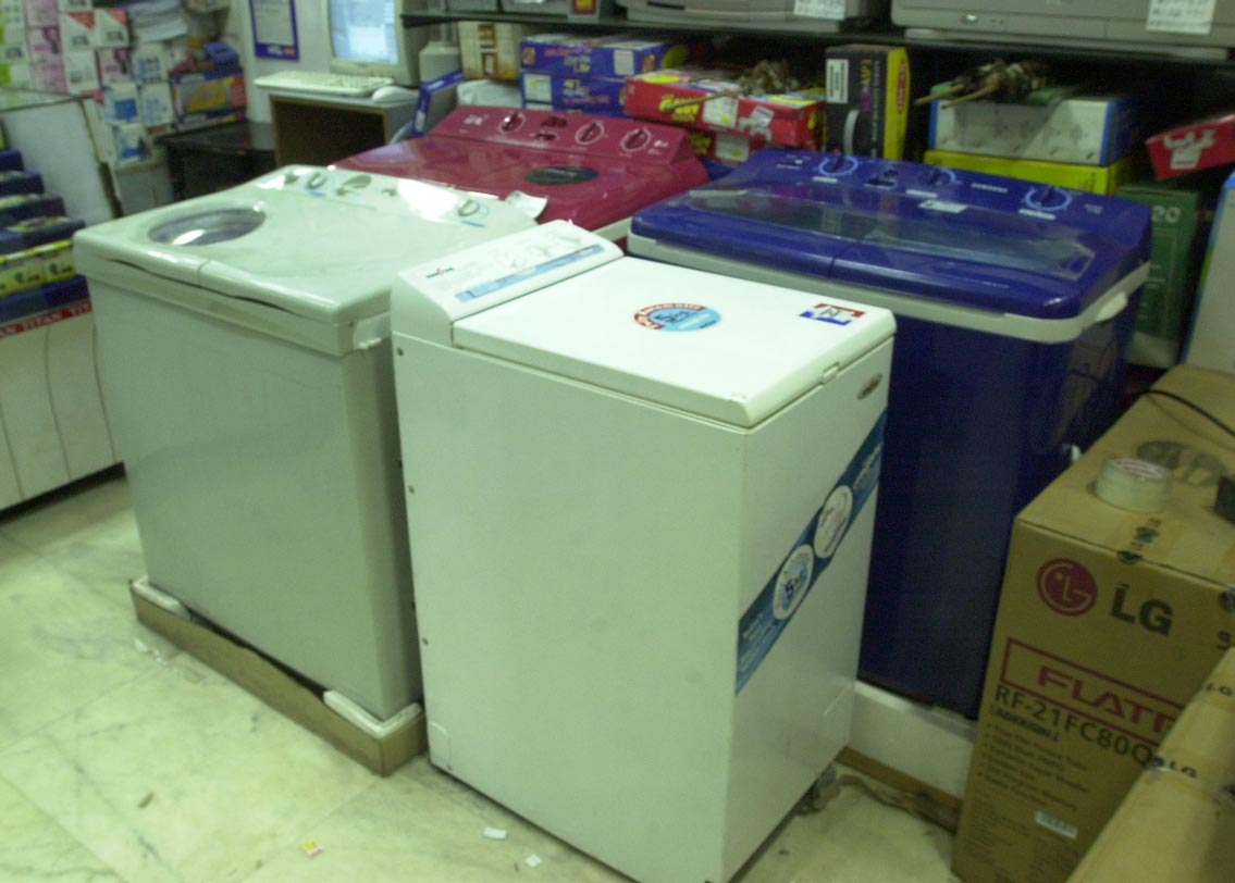 ২৮ শতাংশ থেকে কমে ১৮ শতাংশ হচ্ছে জিএসটি। দাম কমছে রং, রেফ্রিজারেটর, বার্নিশ, ওয়াটার কুলার, ওয়াশিং মেশিন, লিথিয়াম আয়ন ব্যাটারি, ভ্যাকুয়াম ক্লিনার, ৬৮ সেমি দৈর্ঘ্যের টেলিভিশন, আইসক্রিম ফ্রিজার, হেয়ার ড্রায়ার ও হ্যান্ড ড্রায়ার।