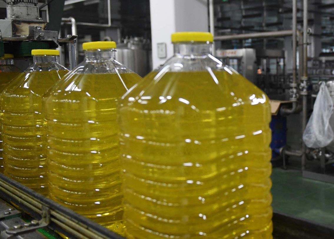 ১৮ শতাংশ থেকে কমে ৫ শতাংশ হচ্ছে জি এস টি। তেল কোম্পানিগুলি জ্বালানির সঙ্গে মেশানোর জন্য যে ইথানল ব্যবহার করে তার দাম কমবে।