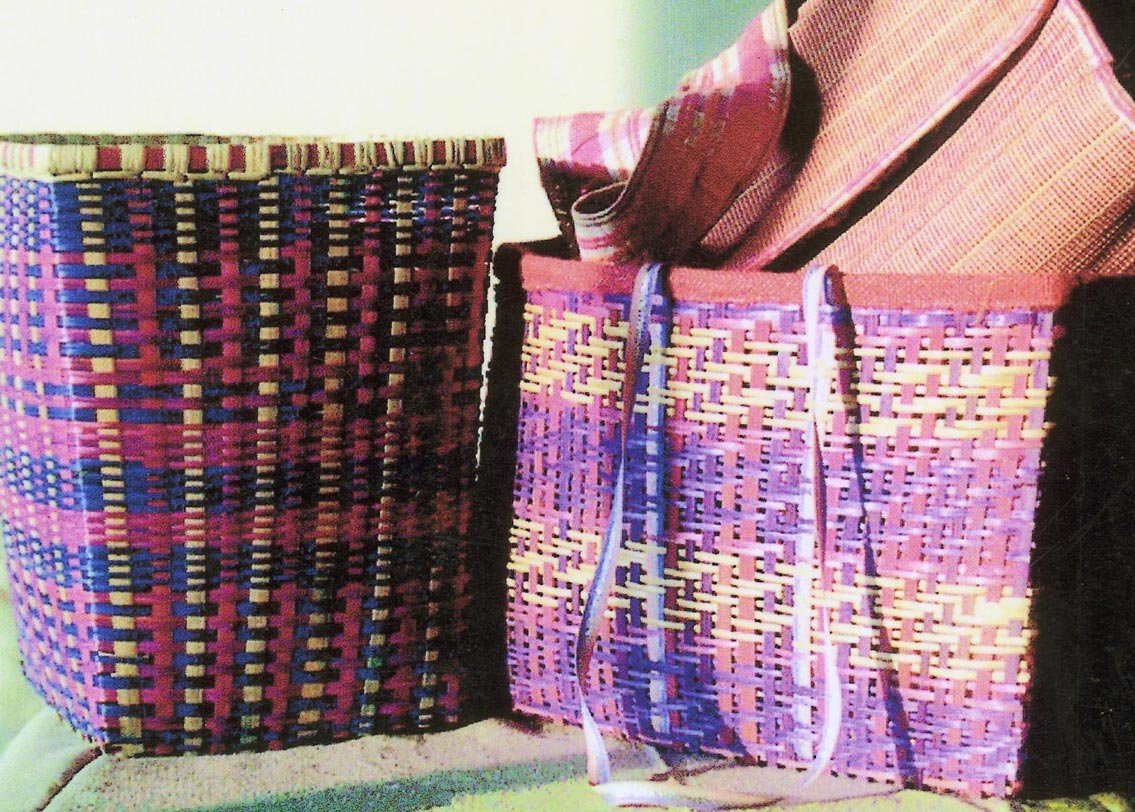 ১৮ শতাংশ থেকে কমে ১২ শতাংশ হচ্ছে জিএসটি-র হার। দাম কমবে হাতে বানানো ব্যাগ, ছবি বাঁধাইয়ের ফটো ফ্রেম, পাথর, লোহা, মোম, কাঁচ, অ্যালুমিনিয়ামে বানানো শিল্পসামগ্রী ও বাড়িতে ব্যবহারের আয়নার।