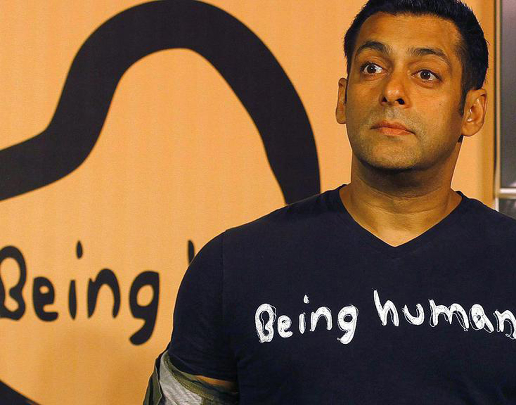 বিইং হিউম্যান: এই ব্র্যান্ডকে বাজারজাত করেছেন খোদ সলমন খান। তাঁর মাচো শরীরে ‘বিইং হিউম্যান’ টি-শার্টের ছবি কে না দেখেছে! এই ব্র্যান্ডের চাহিদা এখন প্রচুর। এখনও কিনে না থাকলে, ব্যবহার করে দেখতেই পারেন। মোটামুটি ১৫০০-২৫০০ টাকার মধ্যেই মেলে এদের শার্টও।