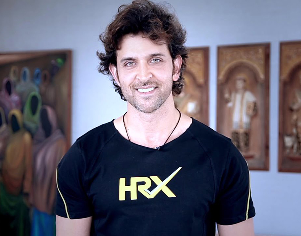 এইচআরএক্স: ব্যাগ, জুতো, সাধের ট্র্যাক প্যান্ট— এ সবে ‘এইচারএক্স’-কে পছন্দ করেন অনেক ফ্যাশন সচেতন মানুষ। হৃতিক রোশন যুক্ত এই ব্যান্ডের সঙ্গে। ৭০০-৮০০ টাকার মধ্যে ব্যাগ, ১৮০০-২০০০ টাকার মধ্যে ট্র্যাক প্যান্ট সহজেই মিলবে। জুতোর দাম একটু চড়া। ৪০০০ টাকা খরচ করলে পেতে পারেন এদের ঝাঁ চকচকে স্পোর্টস শু!