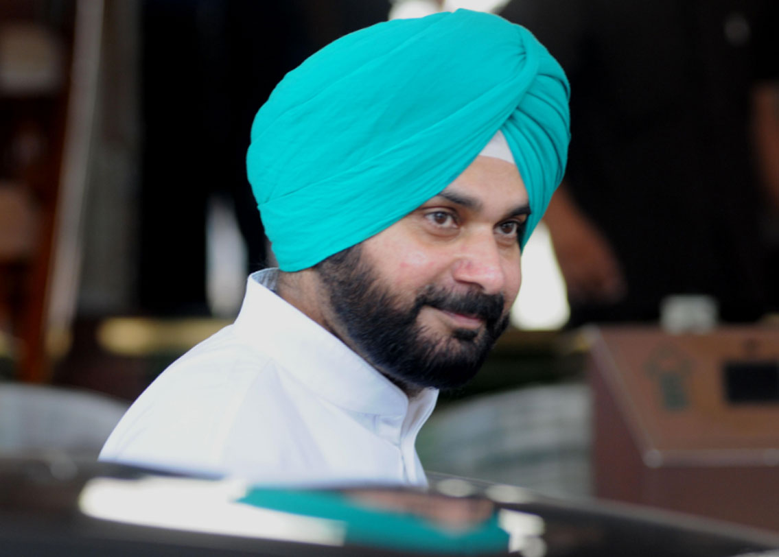 নভজ্যোৎ সিংহ সিধু: রাজনীতি এবং টেলিভিশনের দৌলতে সিধুর ক্রিকেটিং কেরিয়ার এখন অনেকটাই ধামাচাপা পড়ে গিয়েছে। জাতীয় দলের অন্যতম ওপেনার ছিলেন তিনি। সিধু ২০০৪ সালে বিজেপিতে যোগ দেন। ২০১৭ সালে দলবদল করে তিনি কংগ্রেসে যোগ দেন। বর্তমানে পঞ্জাবের মুখ্যমন্ত্রী অমরেন্দ্র সিংহের মন্ত্রিসভার সদস্য।