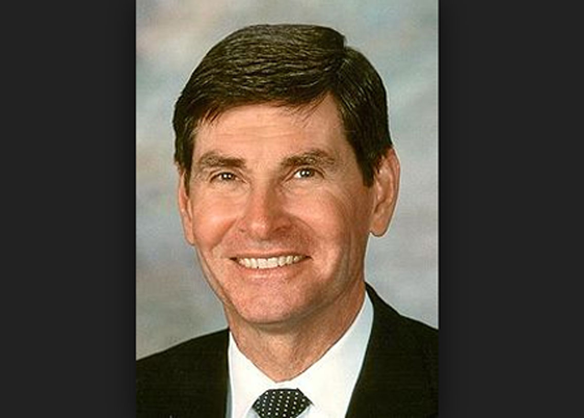 জিম রায়ান: ট্র্যাকে চিতার মতো দৌড়তেন তিনি। ৮৮০ মিটার হার্ডলসে বিশ্বরেকর্ড রয়েছে তাঁর। ১৯৬৮ সালে অলিম্পিকে ১৫০০ মিটার দৌড়ে রুপো জেতেন। খেলার মতো রাজনৈতিক জীবনের রেসেও তিনি হারতে শেখেননি। ১৯৯৬ সালে রিপাপলিকান প্রার্থী হিসাবে আমেরিকার হাউস অব রিপ্রেজেন্টেটিভের সদস্য হন।