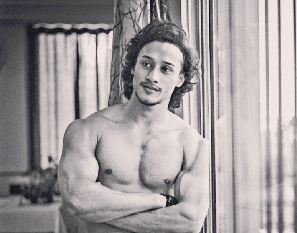 দেখতে হুবহু এক বলিউড স্টারের মতো। আর তার জেরে ইতিমধ্যেই অসমের মানুষজনের কাছে জনপ্রিয় হয়ে গিয়েছেন ডেভিড। তবে অসম ফিল্ম ইন্ডাস্ট্রিতেও ডেভিড একজন জনপ্রিয় মুখ।