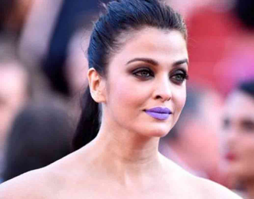 ঐশ্বর্যা রাই: কান চলচ্চিত্র উৎসবে ঐশ্বর্যা রাইকে দেখা গিয়েছিল এই বেগুনি রঙের লিপস্টিকে। ২০১৭ সালে প্রাক্তন বিশ্বসুন্দরীকে এই ভাবে দেখে অনেকেই আঁতকে উঠেছিলেন।