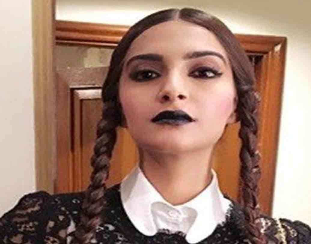 সোনম কপূর: হ্যালোউইন পার্টিতে সোনমকে দেখা গিয়েছিল কালো রঙে ঠোঁট রাঙাতে। ফ্যাশনিস্তার ফ্যানরাই পছন্দ করেননি তাঁর এই সাজ।