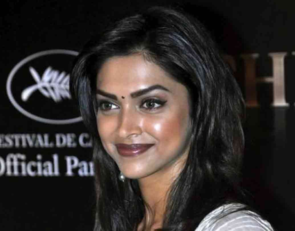 দীপিকা পাড়ুকোন: নিজের মেক-আপ আর্টিস্টকে হয়ত একটু বেশিই ভরসা করেছিলেন দীপিকা। নইলে এই পোশাকে এই রঙের লিপস্টিক বেছে নিতেন কি তিনি!