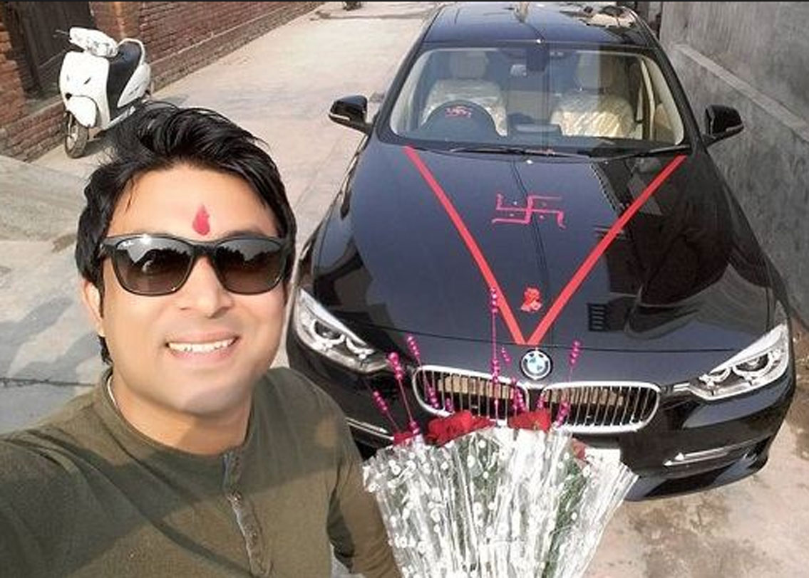 চন্দন প্রভাকর: চাওয়ালা নিয়ে কমেডি পরিবেশন করে বিখ্যাত হন তিনি। পর্দা যাঁকে দেখেই আপনারা হাসেন জানেন কি তাঁর ৩১ লক্ষ টাকার একটি বিএমডব্লিউ আছে।