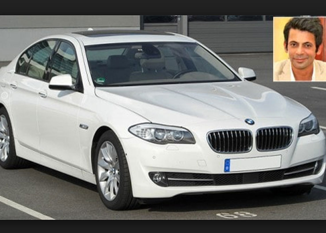 সুনীল গ্রোভার: কমেডিয়ান সুনীল গ্রোভারের প্রচুর ভক্ত। তাঁকে প্রচুর মানুষ পছন্দ করেন। সুনীলের আবার পছন্দ বিএমডব্লিউ ৫ সিরিজের গাড়ি। ৫ সিরিজের গাড়ির দাম ৫২ লক্ষ থেকে ৬৭ লক্ষ টাকা।