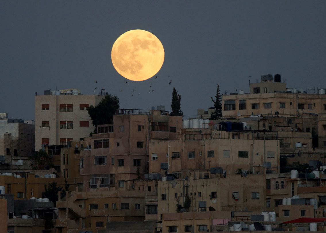 তখনও শুরু হয়নি পূর্ণগ্রাস চন্দ্রগ্রহণ। তার আগে জর্ডনের আম্মান এ ভাবেই ক্যামেরায় ধরা দিল চাঁদ। ছবি: রয়টার্স।