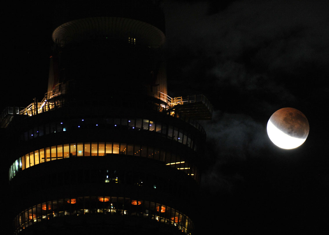 পৃথিবীর ছায়ায় প্রবেশ করছে চাঁদ। আর কিছু পরেই ছায়ার ঢেকে যাবে পুরোপুরি। সিডনিতে ছবিটি তুলেছে এএফপি।