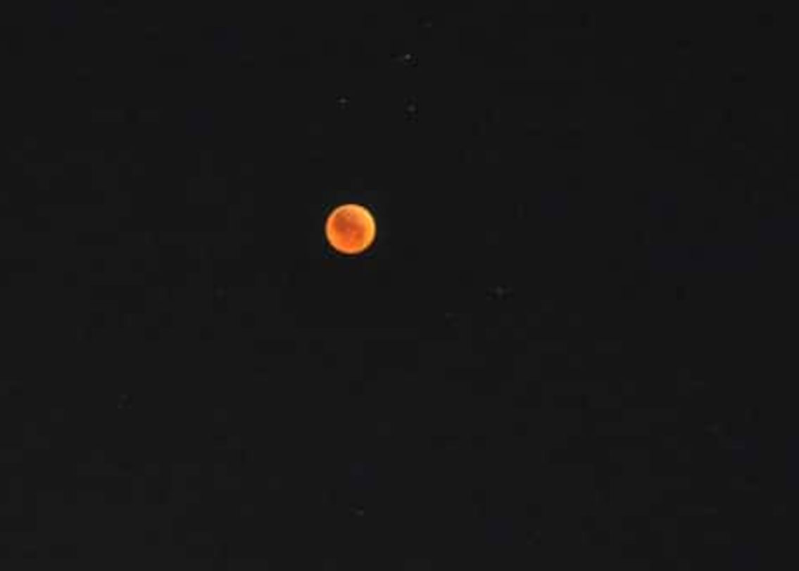 পুণের সাঙ্গামনার ছবিটি তুলেছেন কবীর সাহানে নামে এক জ্যোতির্বিজ্ঞানী। ভারতের জয়পুর এবং হায়দরাবাদ থেকে সবচেয়ে ভাল দেখা গিয়েছে পূর্ণগ্রাস চন্দ্রগ্রহণ। এ ছাড়া অস্ট্রেলিয়া এবং নিউজিল্যান্ড থেকে ভাল দেখা গিয়েছে।