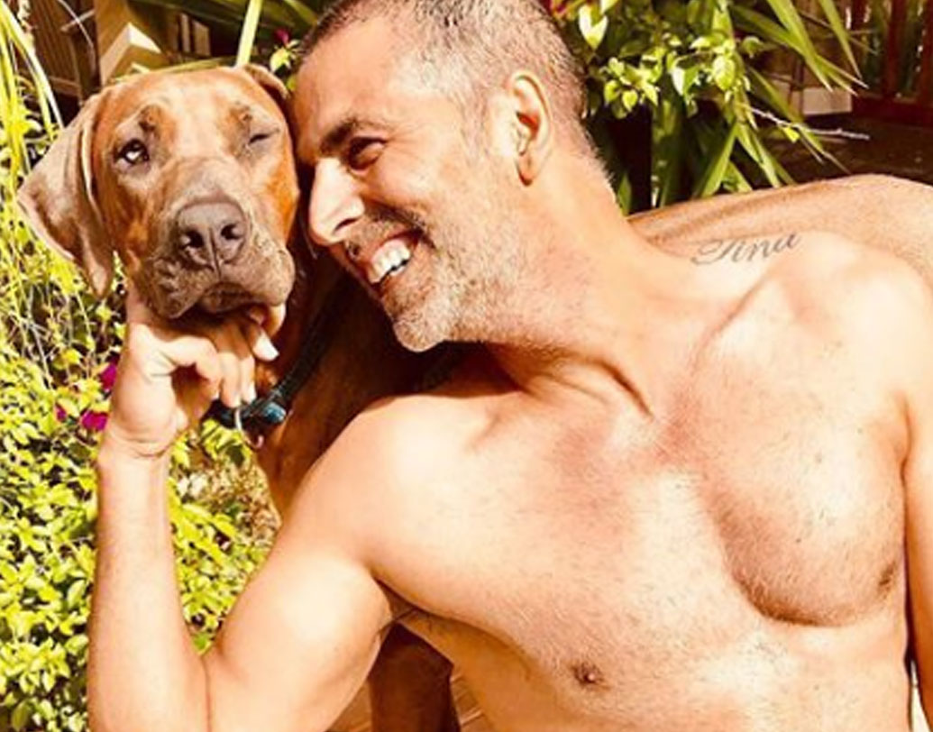 কিছুদিন আগেই মুক্তি পেয়েছে ‘প্যাডম্যান।’ এই ছবির অন্যতম প্রযোজক ঠিলেন অক্ষয়ের স্ত্রী টুইঙ্কল খন্না। শোনা যায়, অক্ষয় অনেক আগে থেকেই এই প্রজেক্টে কাজ করার ইচ্ছে প্রকাশ করেছিলেন। আর প্রযোজকদের তরফে যুক্তি দেওয়া হয়, বাজেট কমানোর জন্য নাকি অক্ষয়কে কাস্ট করা হয়েছিল।