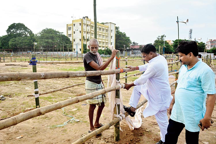 পরখ: বাঁধন শক্ত তো! দেখে নিচ্ছেন তৃণমূলের জেলা সভাপতি অজিত মাইতি। ছবি: সৌমেশ্বর মণ্ডল