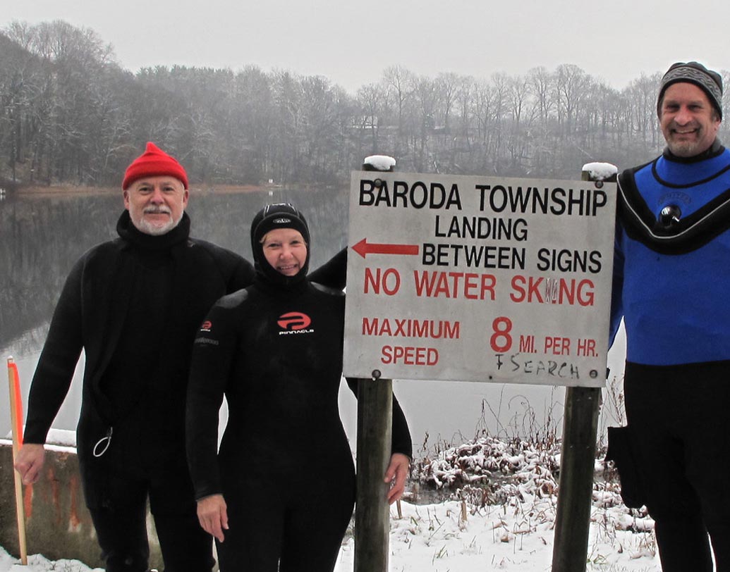 বরোদা: গুজরাতে নয়। এটি আমেরিকার মিশিগানের একটি ছোট্ট গ্রাম। মাইকেল হাউসার নামে এক ব্যক্তি ভারতের শহরটির নামেই নাকি নামকরণ করেছিলেন। তিনি নবরাত্রি উৎসব কিংবা খামানের ভক্ত ছিলেন কি না তা যদিও জানা নেই।