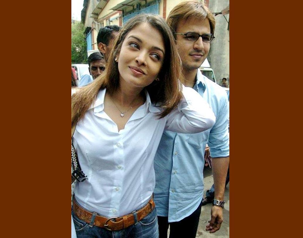 ঐশ্বর্যা রাই-বিবেক ওবেরয়: দিব্যি ছিলেন দু’জনে। আর তারপর সম্পর্ক ভেঙে যেতেই কী বললেন, বিশ্বসুন্দরী? বিবেক এক্কেবারে ‘ইমম্যাচিওর’ ছিল, তাই নাকি টেঁকেনি সম্পর্ক।