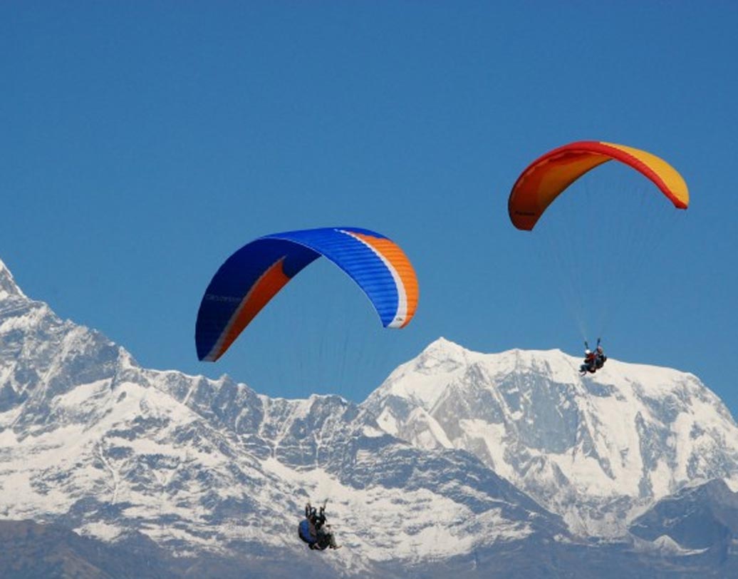 প্যারাগ্লাইডিং: লাদাখের স্তোক কাংরি উপত্যকায় হোক বা হিমাচল প্রদেশের বীর, মেঘের মাঝে একটা প্যারাশুটে চড়ে ভেসে বেড়াতে চাইলে প্যারাগ্লাইডিং বেছে নিতে পারেন। মহারাষ্ট্রের কামশেতেও রয়েছে এই সুযোগ।