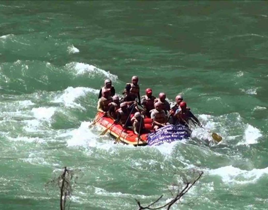 রিভার র‌্যাফটিং-কায়াকিং-জেট স্কিং: উত্তরাখণ্ডের হৃষিকেশ, গোয়া কিংবা কর্নাটকের কালি নদী হল ওয়াটার স্পোর্টসের আদর্শ জায়গা। র‌্যাফটিং বোটে লাইফসেভিং জ্যাকেট চড়ে উঠে তবেই হাল ধরে নদী বা সমুদ্রপথে ভেসে বেড়াতে পারবেন।