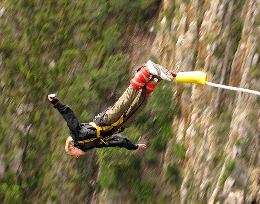 বাঞ্জি জাম্পিং: গোয়া, হৃষিকেশ, দিল্লি, বেঙ্গালুরু- এই চারটি জায়গায় রয়েছে বাঞ্জি জাম্পিংয়ের সুযোগ। পায়ে একটা মারাত্মক শক্ত দড়ি বেঁধে দেওয়া হয়, থাকে লাইভসেভিং জ্যাকেটও। তারপরই ঝাঁপ।