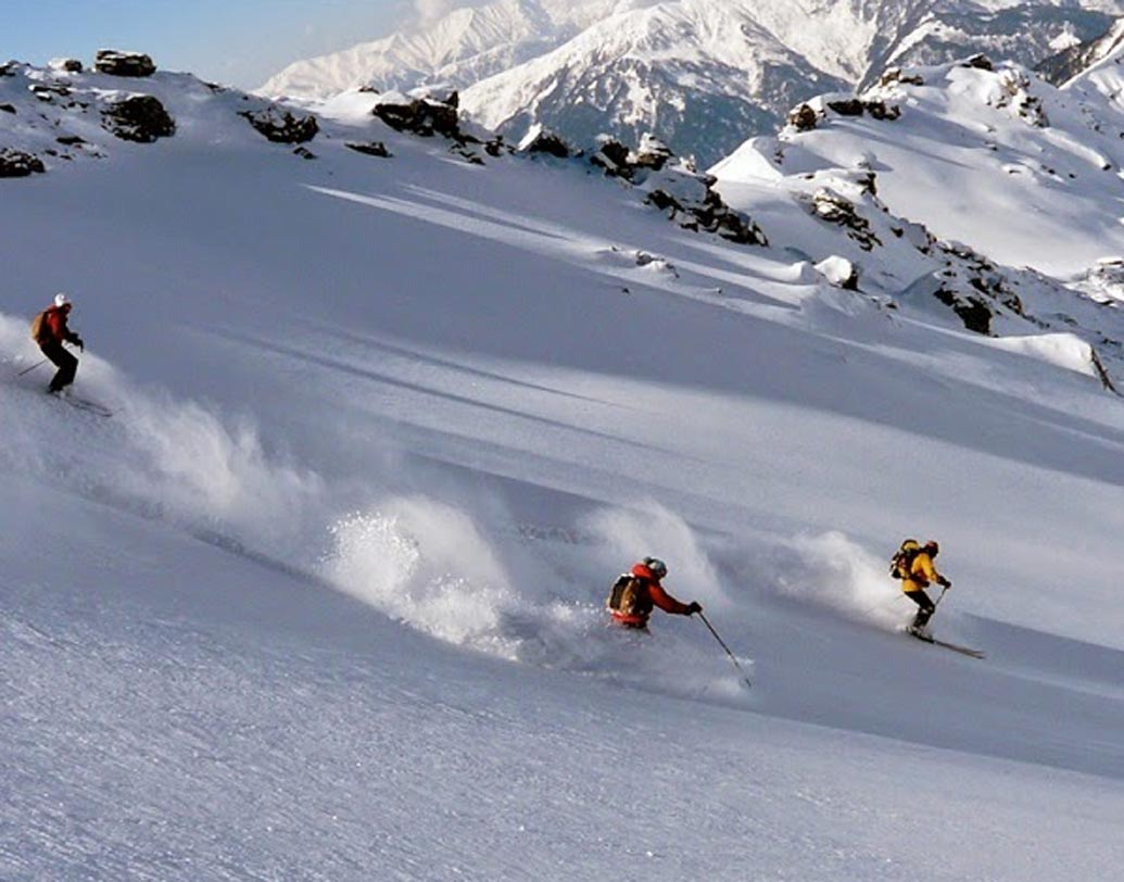 হেলি স্কিইং: কাশ্মীরের গুলমার্গ, মানালি-সহ হিমাচলপ্রদেশের বেশ কয়েকটি জায়গায় চালু এই স্পোর্টস। শুধুমাত্র প্রশিক্ষণপ্রাপ্তরাই অংশগ্রহণ করতে পারেন। বরফ ঢাকা পাহাড়ের ঢাল গড়িয়ে নিচে নামতে হলে লাইফ জ্যাকেট আর স্কিইং শু মাস্ট।