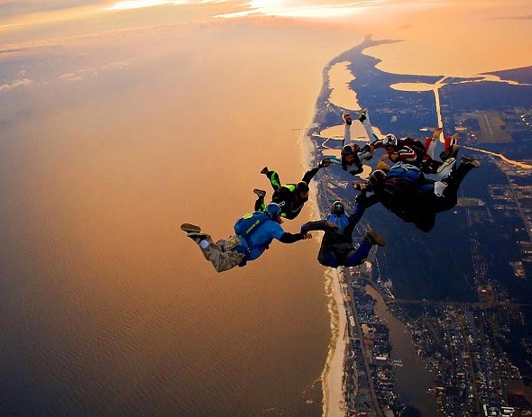 স্কাই ডাইভিং: মহারাষ্ট্রের অ্যাম্বি উপত্যকা, গুজরাতের দিশা, কর্নাটকের মাইসোরে যেতে হবে পাখির মতো ভেসে বেড়াতে হলে। এয়ারক্র্যাফ্ট থেকে ঝাঁপ দিতেই খুলে যাবে প্যারাশুট, আর তারপর আকাশপথ থেকে ধীরে সুস্থে ল্যান্ডিং।