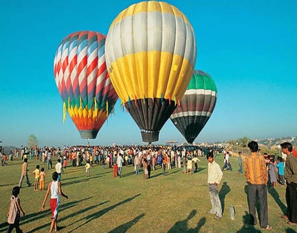হট এয়ার বেলুনিং: রাজস্থানের জয়পুর, পুষ্কর, রণথম্বোরে রয়েছে বেলুনে চড়ে ঐতিহাসিক প্রাসাদগুলির ‘বার্ড আই ভিউ’ দেখার চল। বেলুনের বাতাস গরম হলেই এটি ভাসতে থাকে।